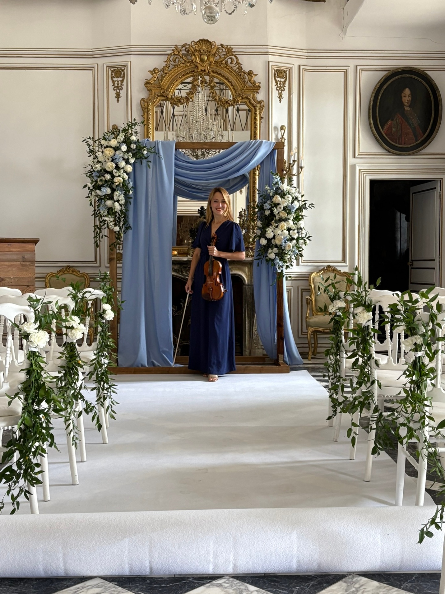 Violoniste String Prod jouant dans un château décoré pour un mariage élégant en Côte d'Azur