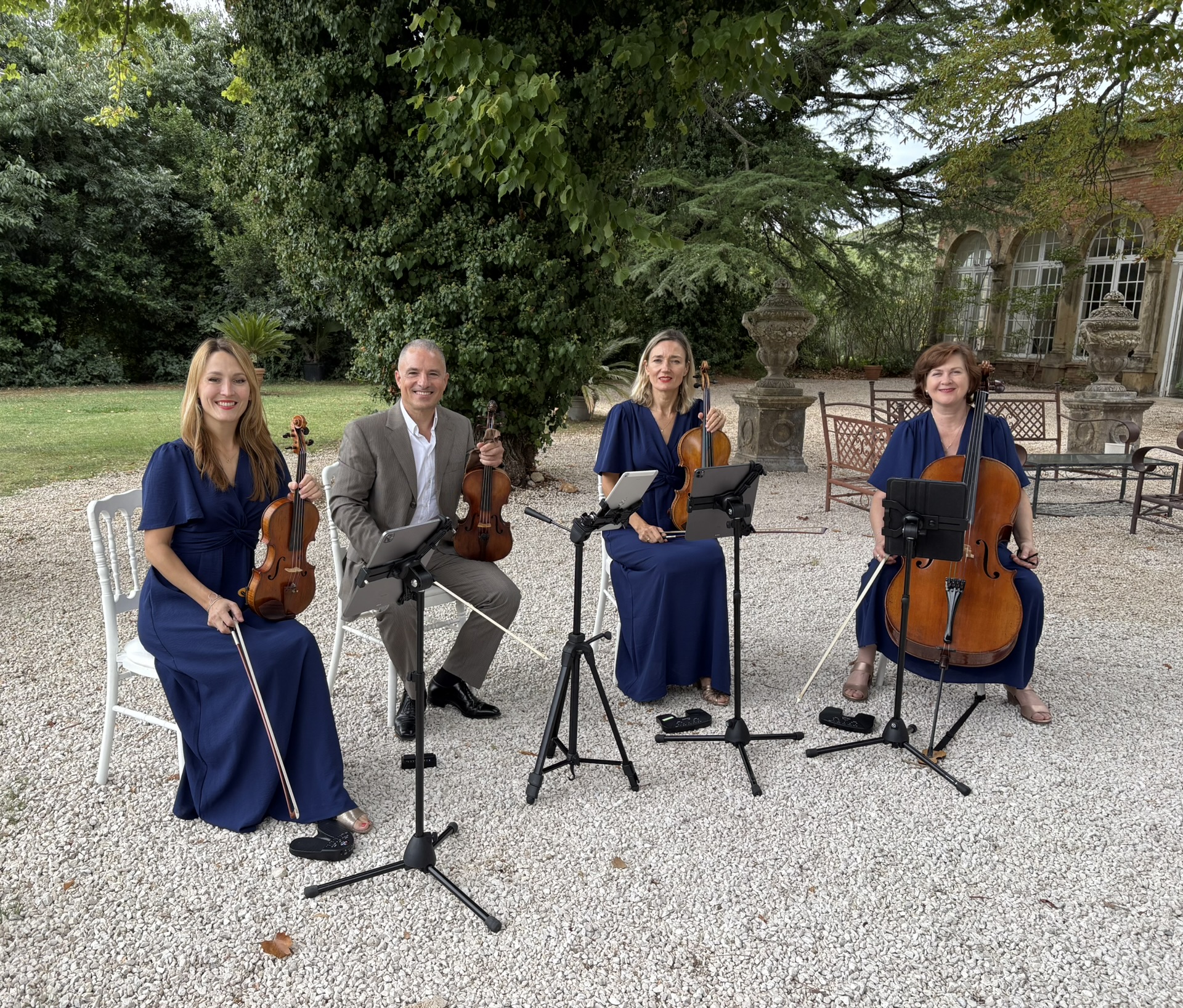 Quatuor à cordes String Prod en plein air lors d'un mariage de luxe en Provence — violon, alto, violoncelle