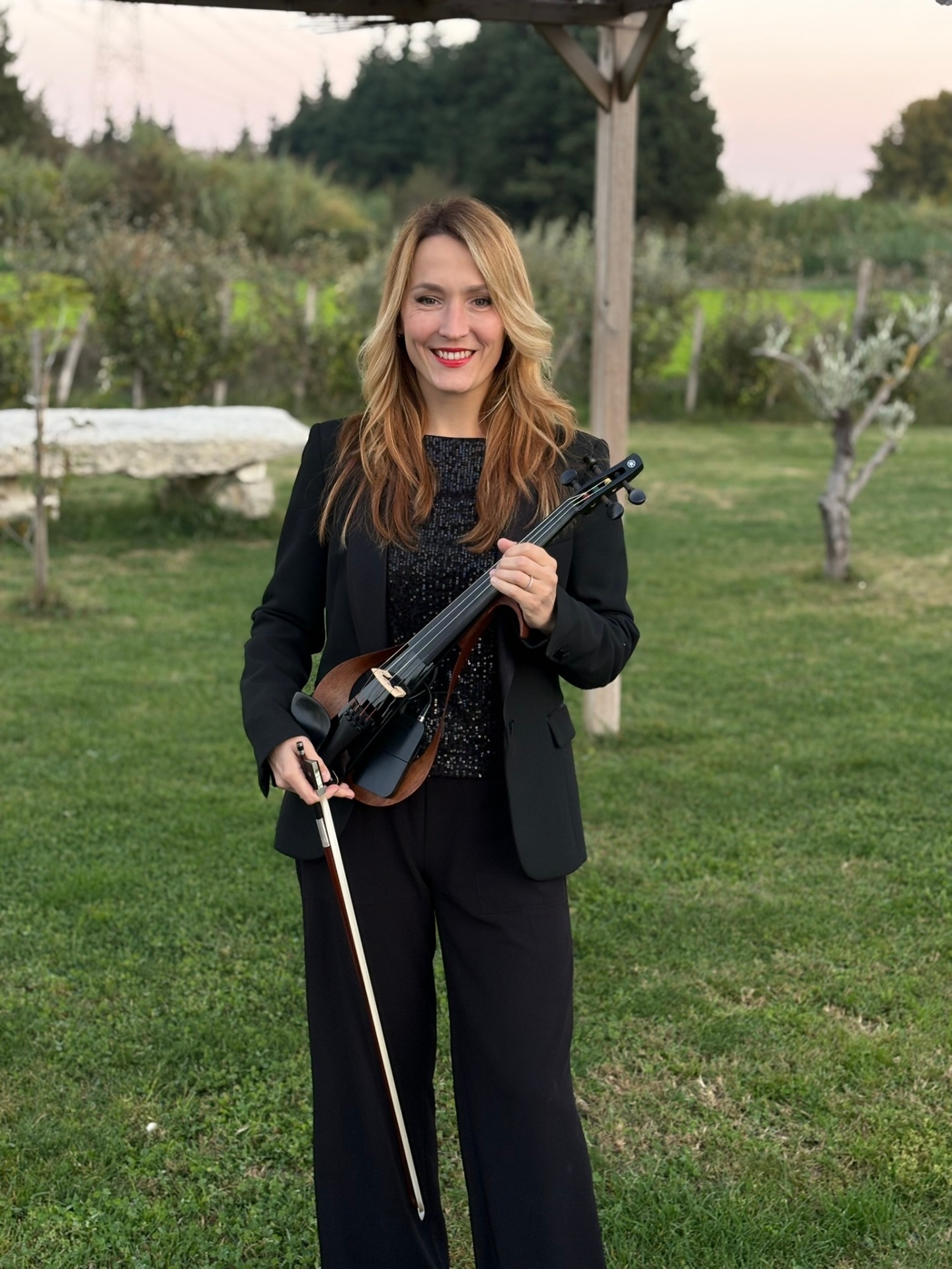 Portrait d'Alina Sala, violoniste professionnelle co-fondatrice de String Prod, en extérieur en Provence