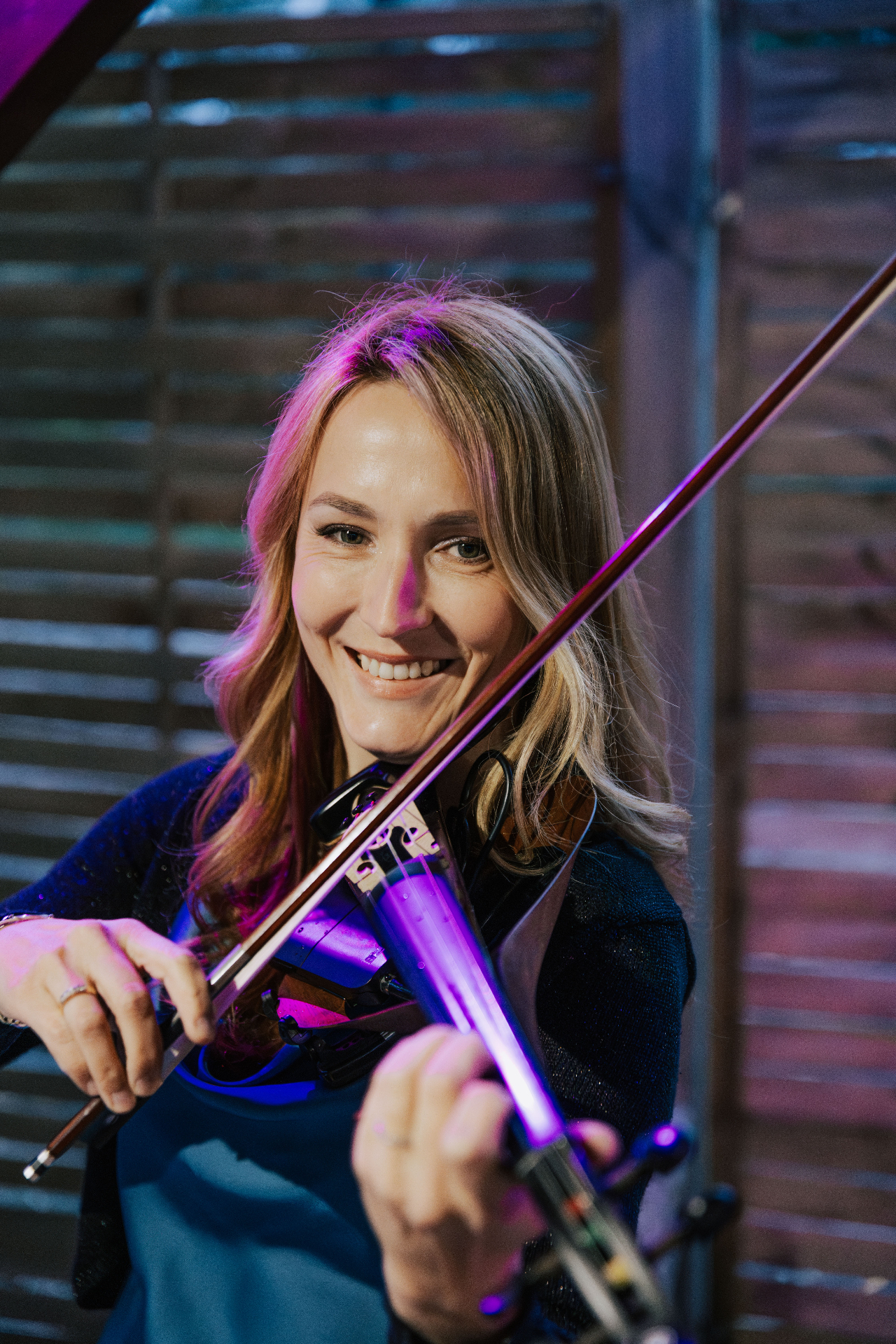 Alina Sala au violon électrique pour une soirée privée — ambiance cocktail luxe en Provence