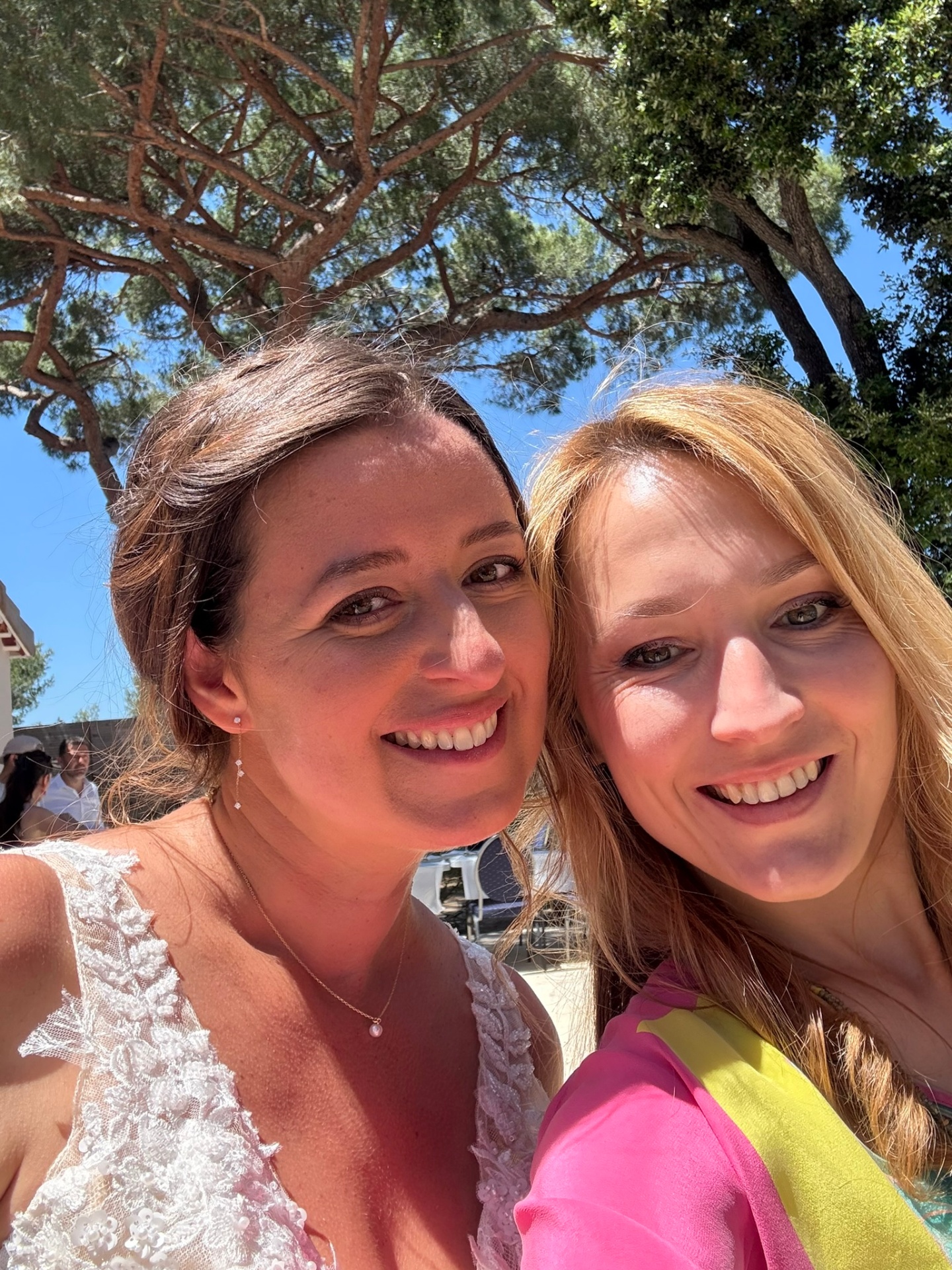 Alina violoniste posant avec une mariée après une cérémonie de mariage en Provence
