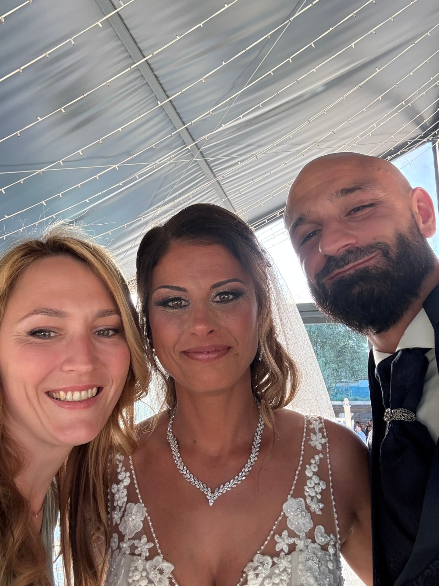 Alina Sala avec les mariés à l'issue d'une cérémonie de mariage haut de gamme en Provence