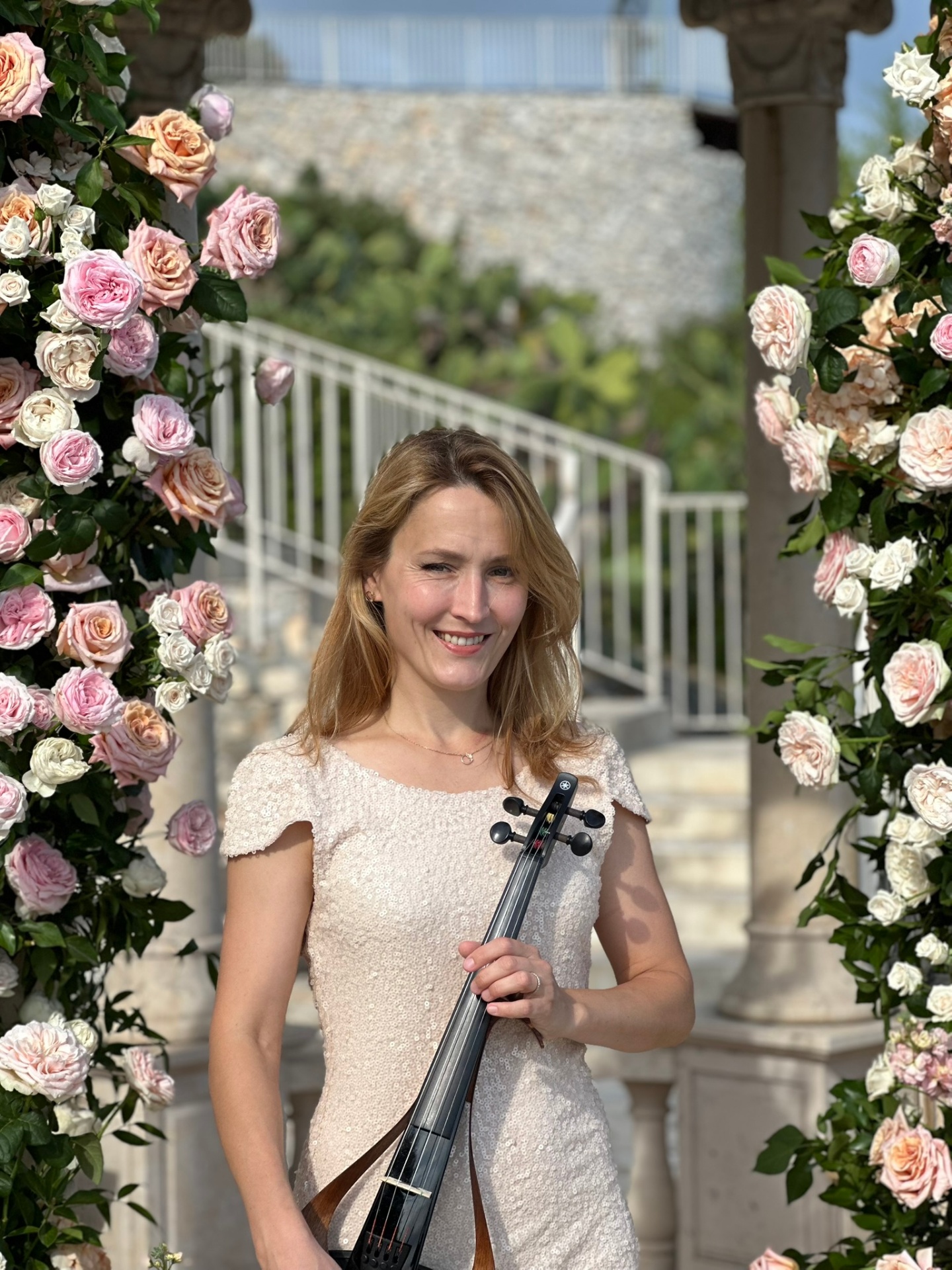 Alina Sala violoniste accompagnant une cérémonie de mariage parmi les roses dans un domaine provençal