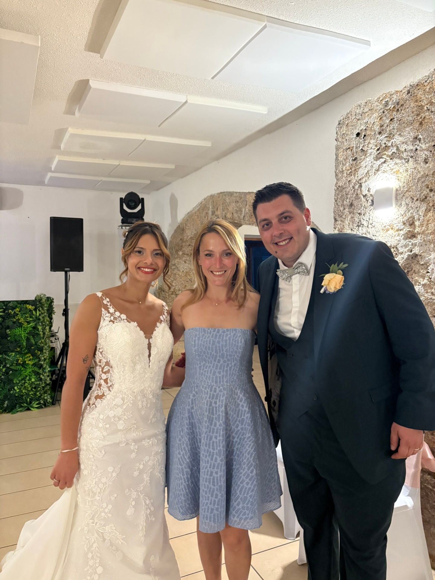 Alina violoniste avec les mariés lors d'une réception de mariage de luxe sur la Côte d'Azur
